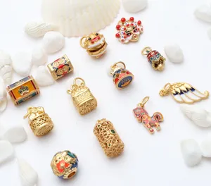 Detailliertes Sortiment an chinesischen Emaille-Anhängern und Goldperlen für DIY-Schmuck