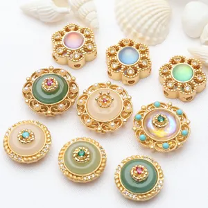 Detalle macro de cuentas de oro antiguo con incrustaciones de gemas para joyería DIY