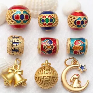 Verschiedene antike goldene Emaille-Anhänger und Perlen mit Maßen für DIY-Schmuck
