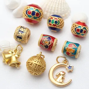 Detaillierte Ansicht von antiken Gold-Emaille-Anhängern und Perlen für DIY-Schmuck