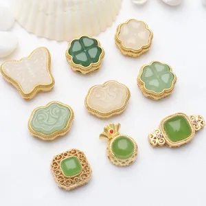 Vielfalt an altgoldenen Perlen mit grünen und cremefarbenen Steinen für DIY-Schmuck.