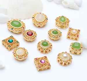 Vue détaillée de perles dorées vintage avec des pierres précieuses pour bijoux faits main