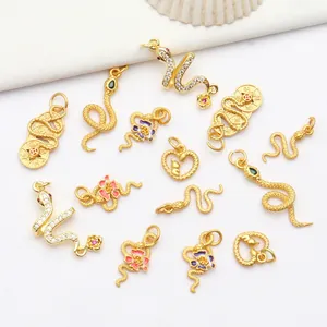 Detailansicht verschiedener antiker goldener Schlangenanhänger mit Zirkonia und Emaille