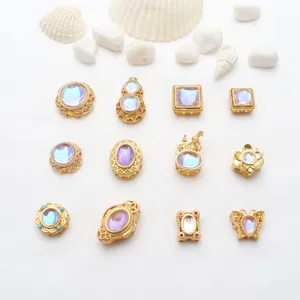 Makroansicht antiker Goldperlen mit schillernden Mondstein-Inlays für DIY-Schmuck