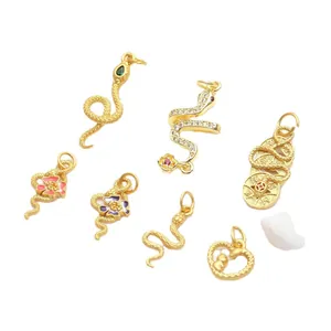 Goldene Sternzeichen Schlange Anhänger mit Zirkonia und Emaille-Blumen für DIY-Schmuck.