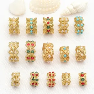 Vue détaillée de diverses perles de style or ancien avec perles et pierres.