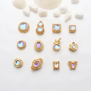 Detailansicht von Vintage Gold Mondstein Anhängern für DIY Schmuckherstellung.