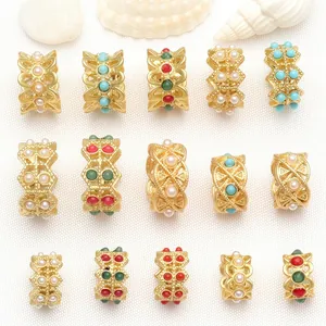 Sélection de perles d'espacement dorées pour bijoux avec perles colorées et turquoises