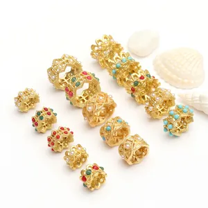 Vue détaillée de perles dorées évidées avec pierres colorées pour la création de bijoux DIY