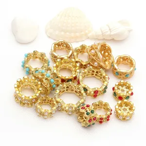 Vue détaillée de diverses perles de bijoux DIY plaquées or avec des accents colorés vifs.