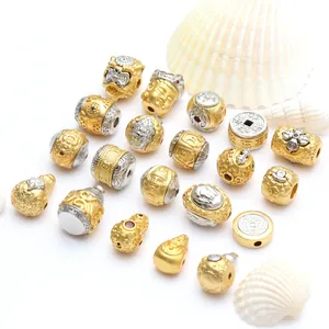 Detaillierte Sammlung antiker goldener Buddha- und Ganesha-Zwischenperlen für Armbänder.