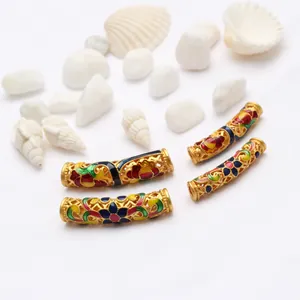 Makro-Detail von Cloisonné-Lotus-Biegerohren für DIY-Schmuckherstellungszubehör.