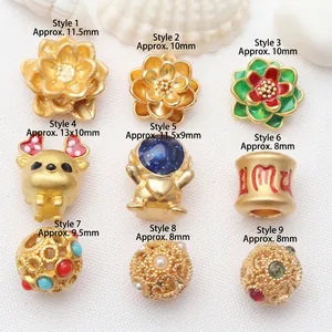 Vue détaillée de neuf perles de style or ancien aux motifs et tailles variés pour DIY.