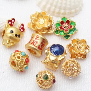 Sélection de perles de style or ancien pour la création de bijoux - vue détaillée