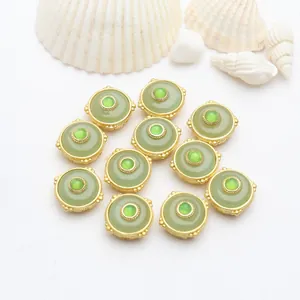 Dettaglio di perle circolari in finta giada verde con intarsio in rame dorato per il fai da te