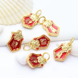 Detail van rode cinnaber Tai Sui-hangers met gouden letters voor DIY-sieraden.