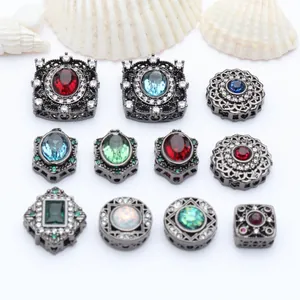 Detailansicht von gunmetalfarbenen Abstandsperlen mit Zirkonia-Steinen für DIY-Schmuck