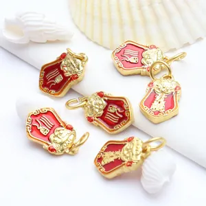 Close-up van vergulde cinnaber bedeltjes met traditionele Chinese motieven voor doe-het-zelf sieraden