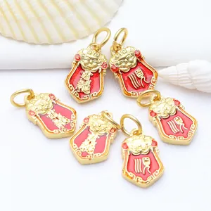 Detailopname van traditionele Chinese vergulde cinnaber hangers voor sieraden