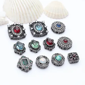 Detailansicht von gunmetalfarbenen Zwischenperlen mit bunten Zirkonia für DIY-Schmuck.