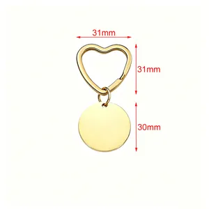Detailansicht der Größe eines goldenen Herz-Schlüsselanhängers mit rundem 30mm Anhänger