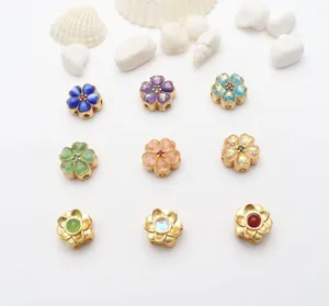 Set mit neun bunten blumenförmigen vergoldeten Anhängern für die DIY-Schmuckherstellung