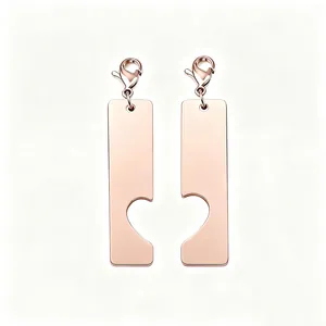 Détail de pendentifs puzzle cœur en or rose poli miroir pour porte-clés personnalisés.