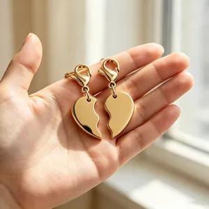 Detailansicht goldener Edelstahl-Herzanhänger mit Karabinerverschluss zum Stecken.