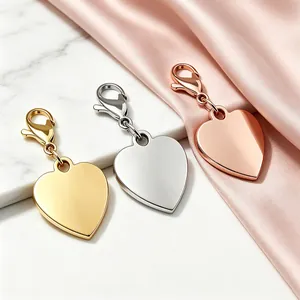 Nahaufnahme von herzförmigen Edelstahl-Anhängern in Gold, Silber und Roségold-Finish