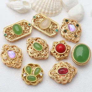 Detailweergave van vintage gouden tussenkralen met gekleurde stenen voor DIY sieraden
