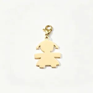 Detailaufnahme eines goldenen Mädchen-Anhängers aus Edelstahl mit Karabinerverschluss