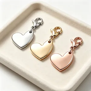 Detailaufnahme von polierten Herzanhängern aus Edelstahl in Gold, Silber und Roségold.