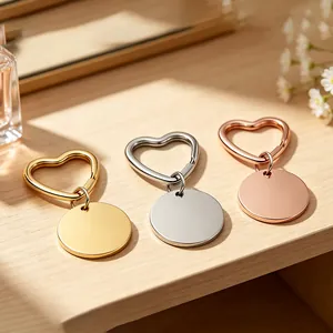 Set mit drei herzförmigen Metall-Schlüsselanhängern in Gold, Silber und Roségold.