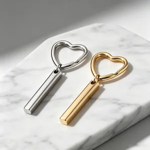 Minimalistischer Schlüsselanhänger Aus Edelstahl Mit Herzverschluss Und 3D-Stab Spiegelpolierter DIY-Anhänger Für Rucksäcke Unisex-Geschenk