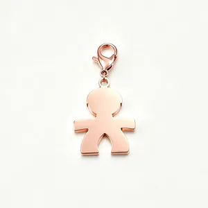 Detailansicht eines roségoldenen Edelstahl-Jungen-Anhängers mit Karabinerverschluss.