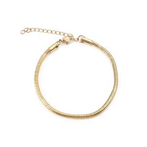 Detailaufnahme eines 3 mm goldfarbenen Schlangenkette-Armbands aus Edelstahl mit Verschluss