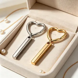 Makrodetail von herzförmigen Schlüsselanhängern aus Gold und Silber in einer Schmuckschatulle.