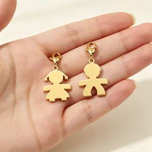 Detailansicht goldener Edelstahl-Anhänger für Jungen und Mädchen