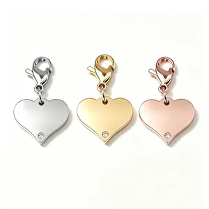Detailansicht von Herzanhängern mit Karabinern in Silber-, Gold- und Roségold-Finish