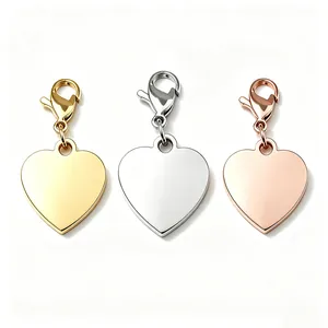 Detailansicht von Herzanhängern aus Gold, Silber und Roségold Edelstahllegierung