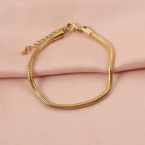 Makro-Detail der 3 mm goldfarbenen Edelstahl-Rundschlangenkette mit Karabinerverschluss