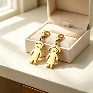 Detailansicht von vergoldeten Cartoon Jungen und Mädchen Anhängern in einer Schmuckschatulle