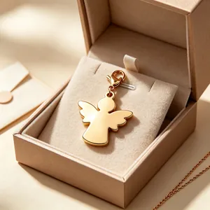 Hochwertiger goldener Engel-Anhänger aus Edelstahl, präsentiert in einer Luxus-Geschenkbox