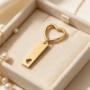 Nahaufnahme eines goldenen Schlüsselanhängers aus Edelstahl mit Herzanhänger in Box