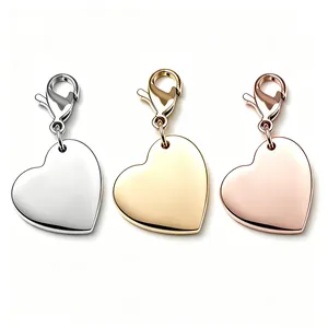 Set mit drei polierten Herzanhängern in Silber, Gold und Roségold mit Karabinerverschlüssen