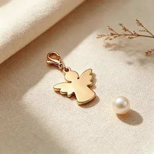 Detailansicht eines goldfarbenen Engelsanhängers aus Edelstahl für DIY-Schmuck.