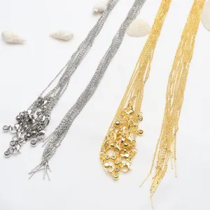 Nahaufnahme von DIY Gold- und Silber-O-Ketten-Halsketten mit Karabiner und Nadelende.