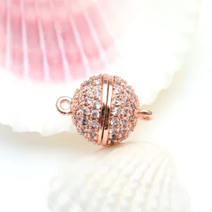 Vista detallada de un cierre de bola magnético de oro rosa con micro pavé para joyería