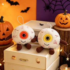 Zwei gruselige Halloween-Augapfel-Plüschtiere mit Schlaufen auf festlichem Hintergrund