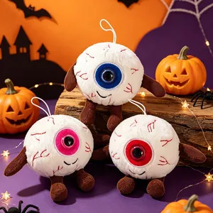 Detailansicht von drei gruseligen Halloween-Plüsch-Augapfel-Anhängern mit bunten Iris Deko
